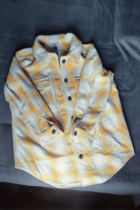Koszula w kratę ciepła.