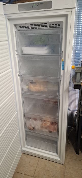 Arca vertical, marca Indesit