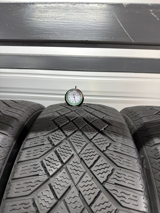 Зимові шини 235/55r19 Continental . Ціна 3250грн/шт