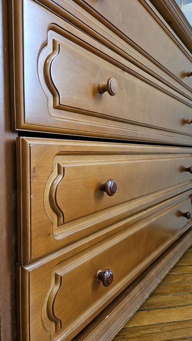 Комод з масиву дерева