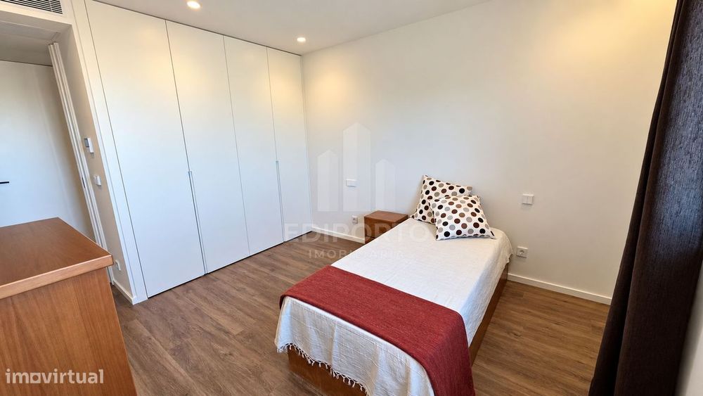 Apartamento T2 Novo mobilado com Varanda e Garagem em frente ao metro