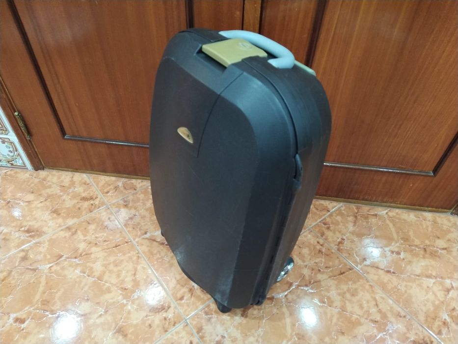 Mala malas de porão até 23 kg ou de cabine 8 a 10 kg. Casa quarto apartamento vivenda carro.