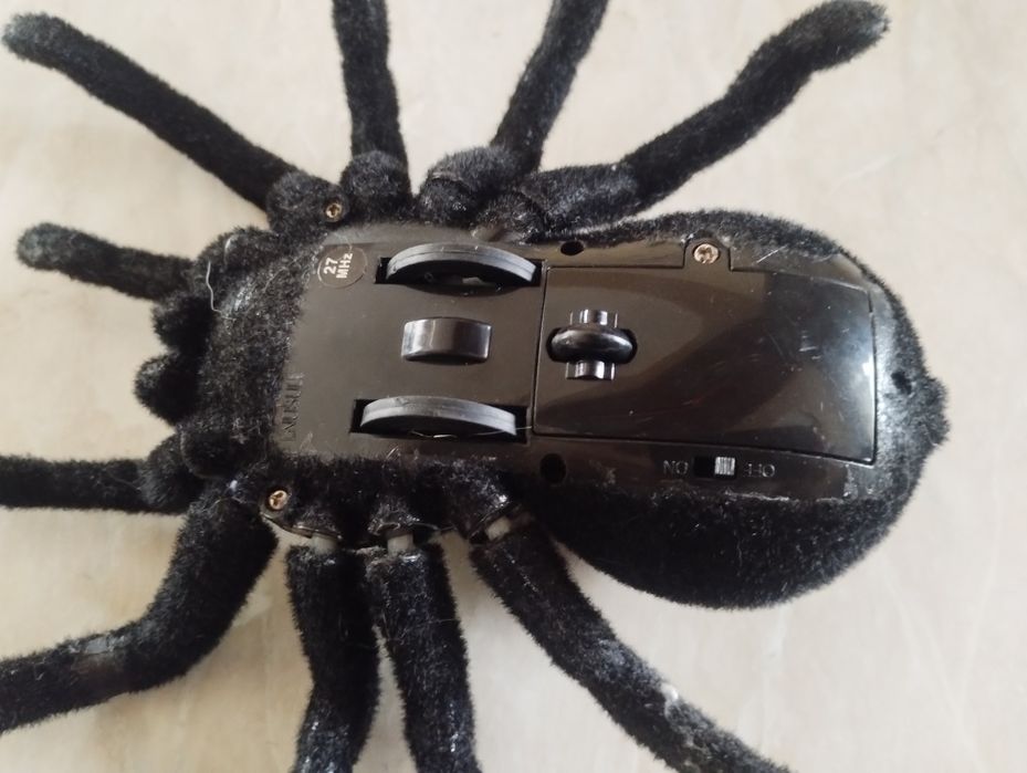 Duży pająk tarantula zdalnie sterowany