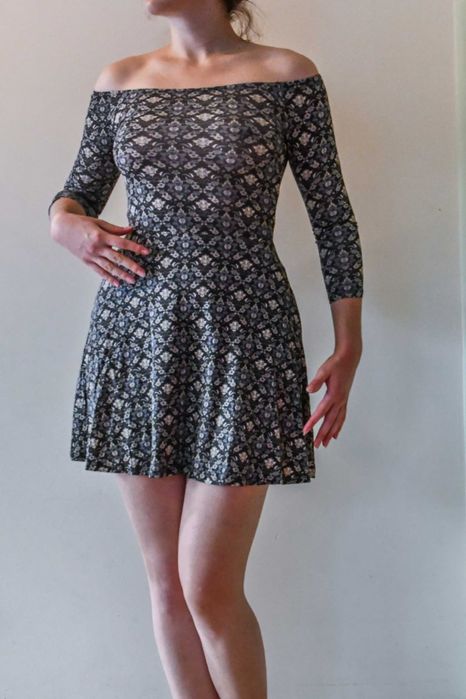 Szara obcisła sukienka mini w kwiatki