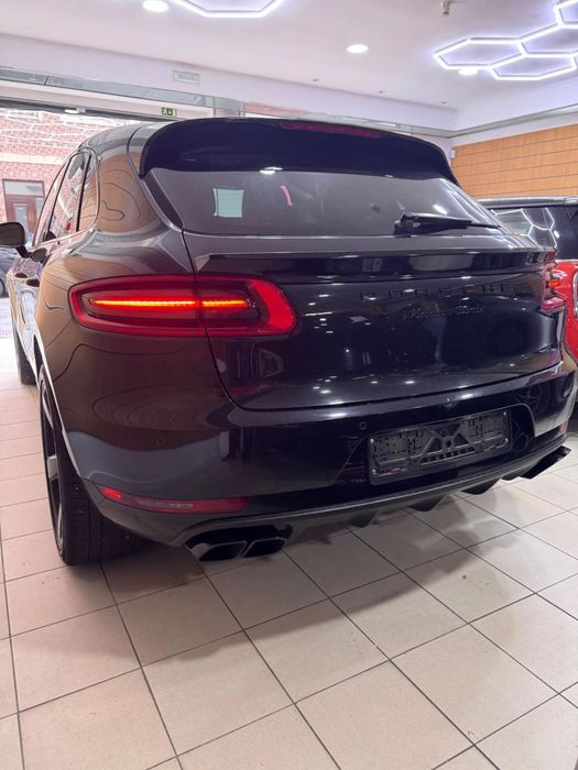 Porsche Macan Turbo Performance Package