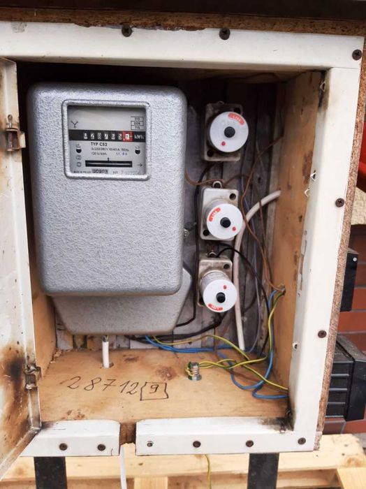 Licznik trójfazowy energii elektrycznej, Rozdzielnia elektryczna na b