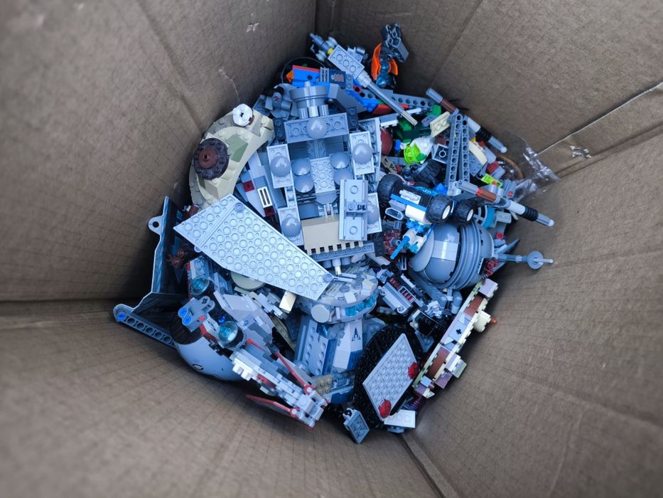 38 kg klocków LEGO plus 10 kg instrukcji