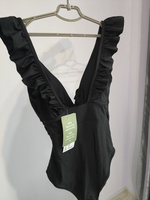 Купальник суцільний з рюшами чорний