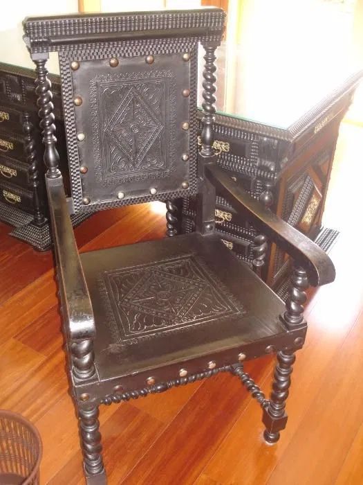 Escritório em Pau Santo. Mesa com tampo em vidro, estante para livros, cadeirão , duas cadeiras!