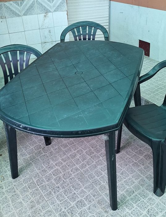 Mesa de jardim com 3 cadeiras de cor verde em plástico rígido comp.1.35 cm larg. 90 cm