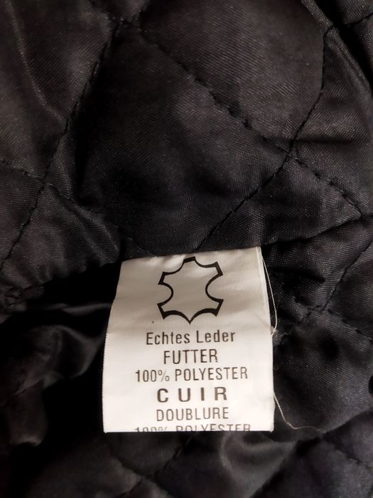 Casaco Motar em couro preto.