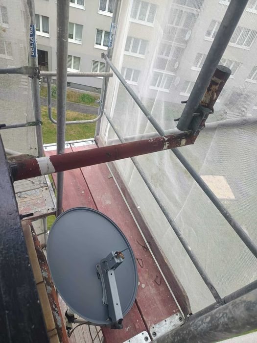 Antena satelitarna konwenter i uchwyt balkonowy do anteny