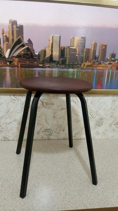 Табуретки кухонные. Новые . На металло каркасе.