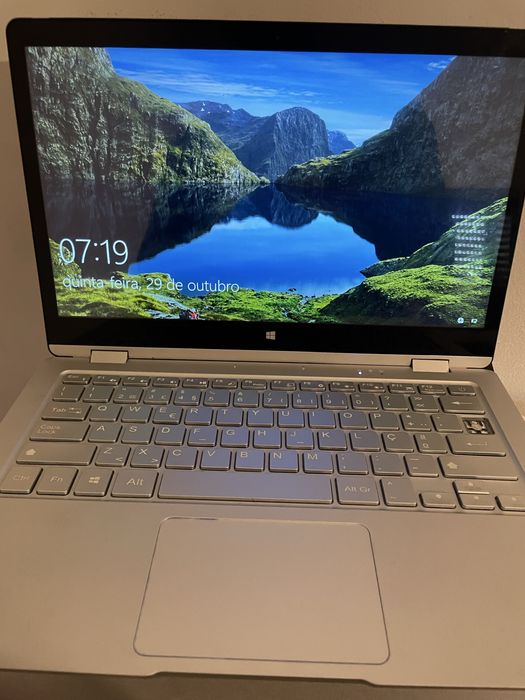 Computador portátil INSYS com teclado e carregador — funcional