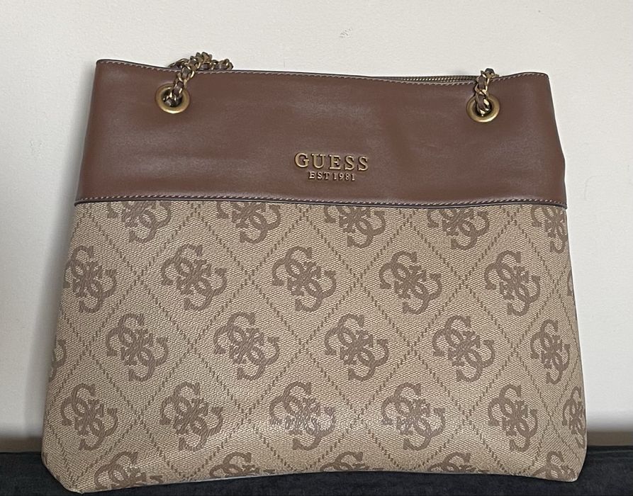 Torebka Guess z łańcuszkiem