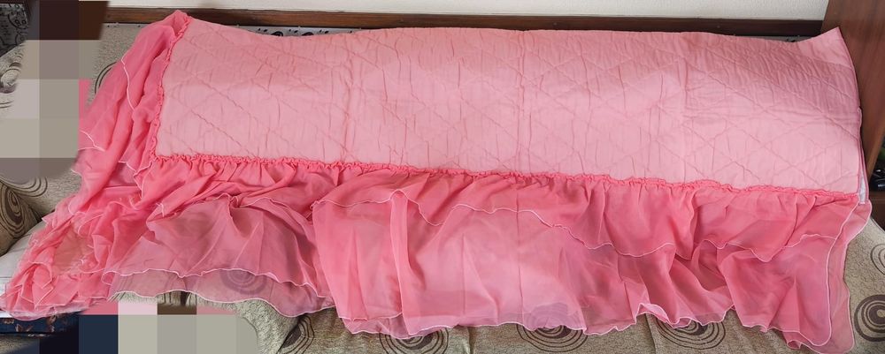 Colcha com uma fronha cor de rosa sollteiro