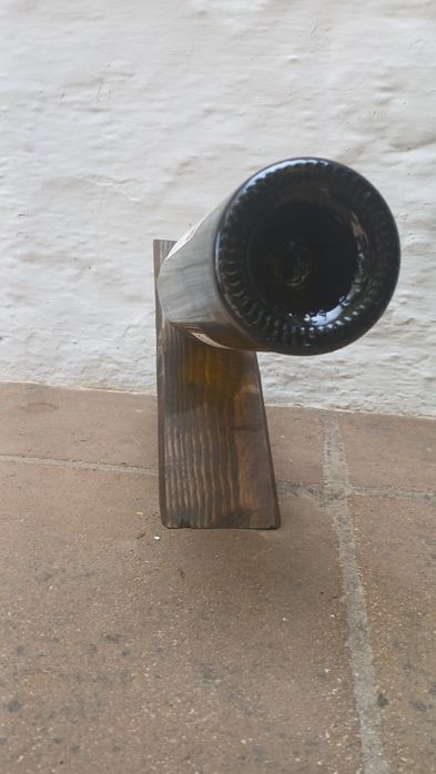 Suporte flutuante para garrafas de vinho.