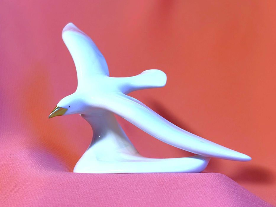 Figurka porcelanowa: „Mewa w locie”,biała porcelana Hollohaza,Hungary