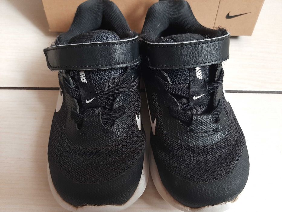 Buty sportowe nike czarne dla chłopca 23,5