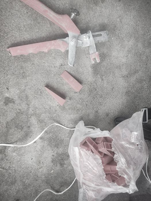 Alicate e cunhas para aventar azulejo