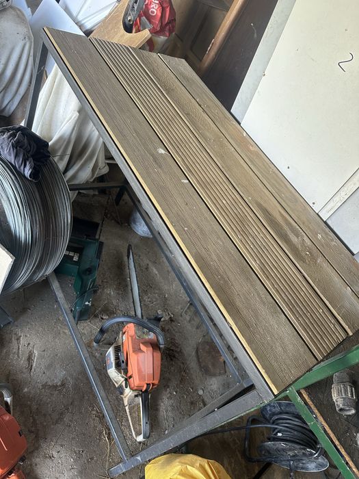 Mesa em madeira tratada