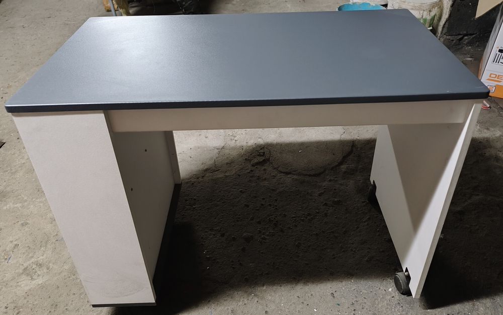 Biurko biało-szare na kółkach