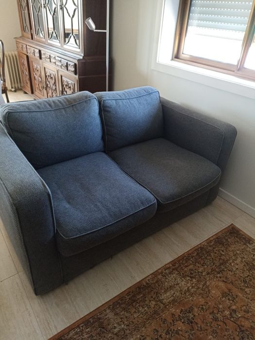 Sofá cinza, muito confortável