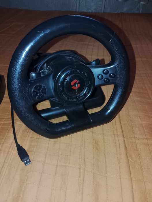 Руль і педалі для комп'ютера.