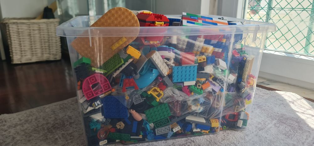 Caixa 25L com Lego