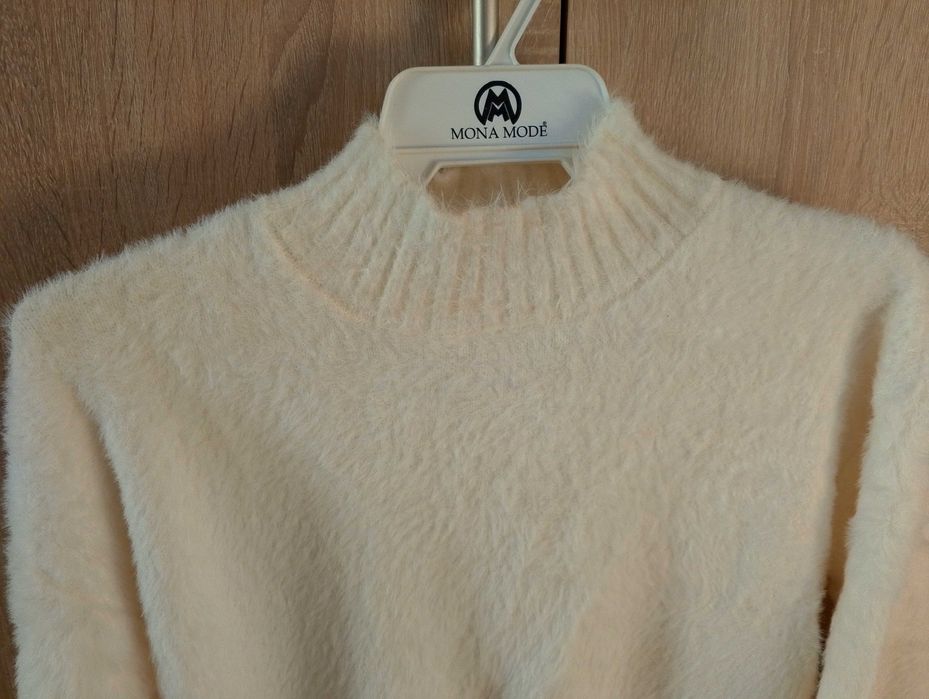 Puszysty biały swetr, rozm m, nowy