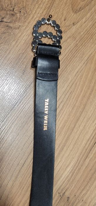 Czarny pasek do spodni z ozdobną klamrą Tally Weijl