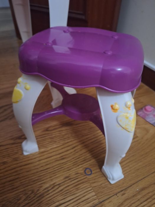 Aparador com banquinho de  menina
