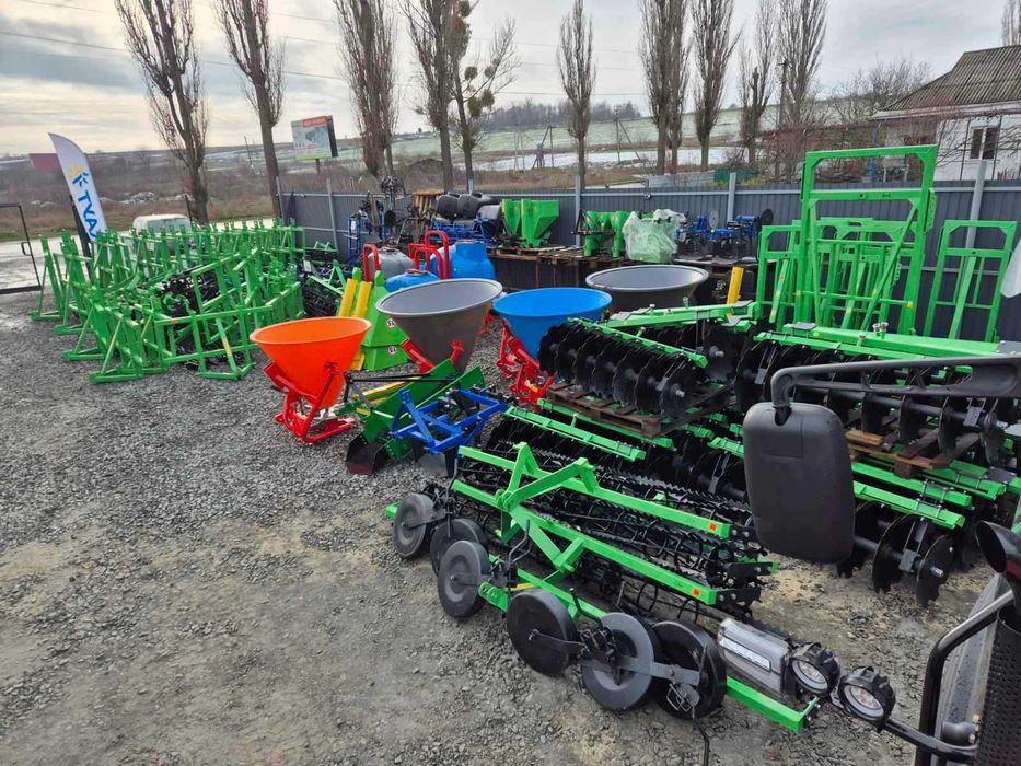 Лійка-розкидач-розсіювач мінеральних добрив для трактора