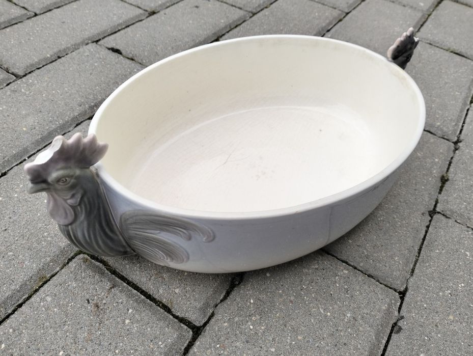 Antyk. Półmisek z ozdobnymi kogutami