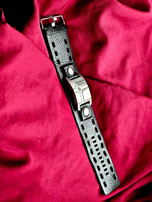 Продам кожаный браслет кожа металл от бренда Fossil