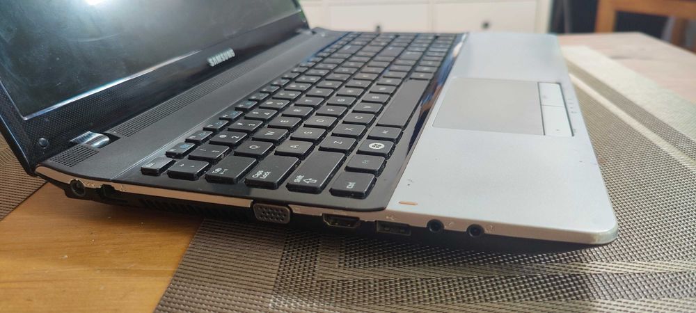 Samsung 300E -15,6 cala -Core i5 4x3,00 GHz -6GB Ram -250GB SSD -Win10