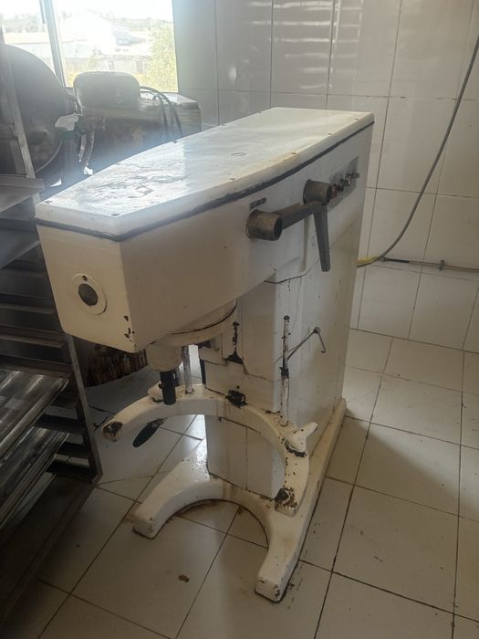 Amassadeira industrial com balde de 100L