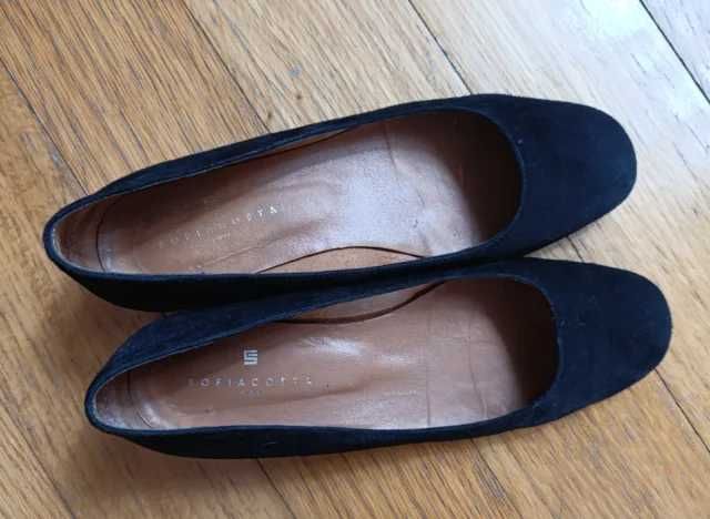 Sapatos pretos camurça com tachas "Sofia Costa"