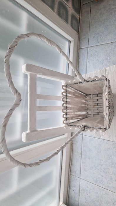 Cesto branco com asa em forma de coração