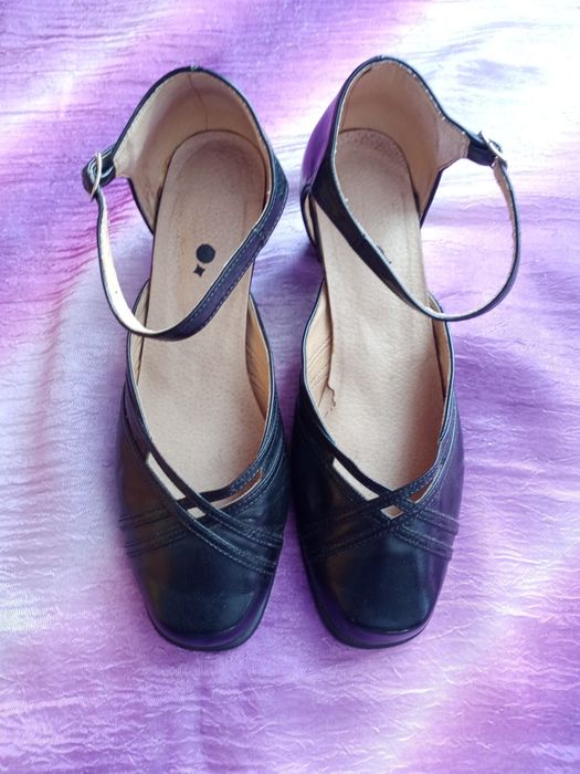 Czarne buty damskie na stabilnym obcasie,z paskiem.