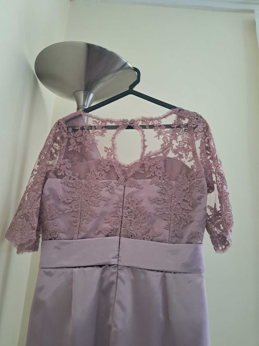 Vestido de cerimónia com renda super elegante em rosa velho.