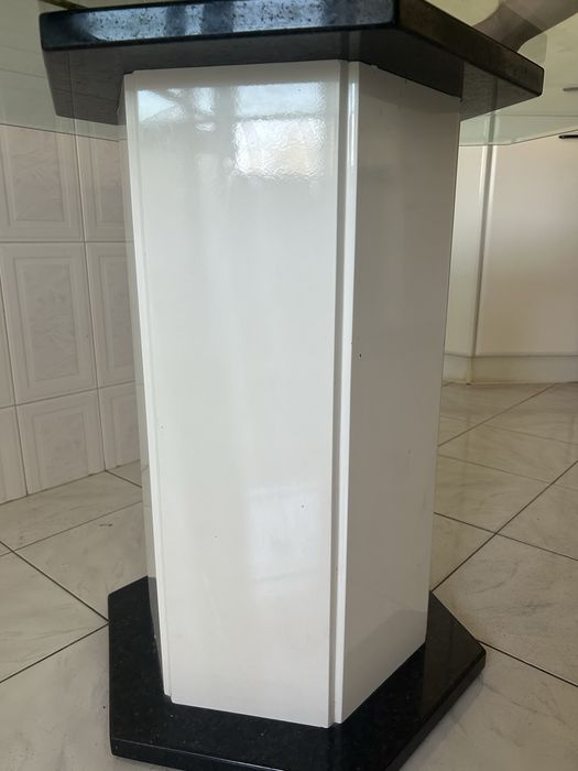 Mesa de vidro com base
