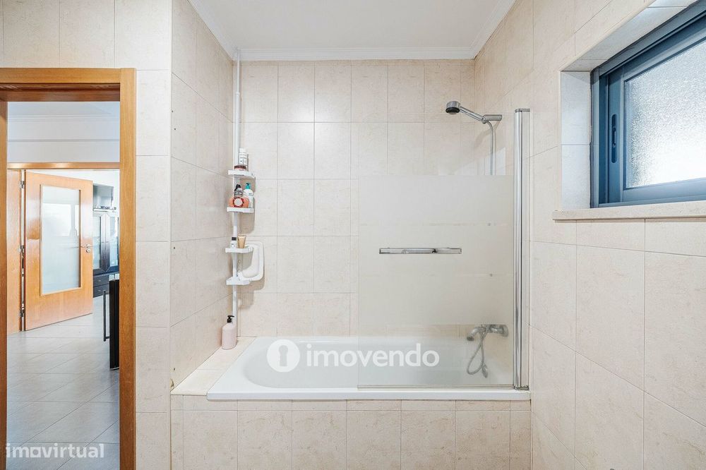 Moradia T3+1 de design moderno, com jardim, na Quinta do Anjo