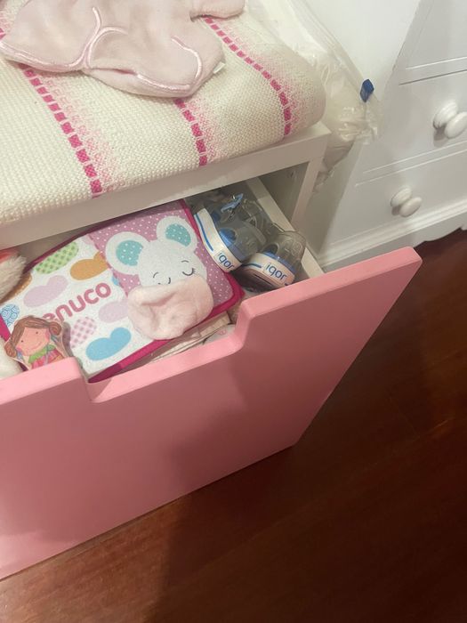 Armário, banco cor rosa