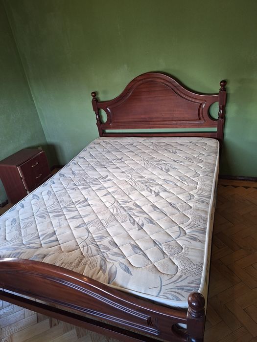 Cama casal de madeira