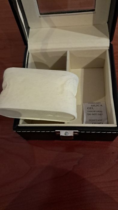 Caixa em couro sintético para guardar relógio