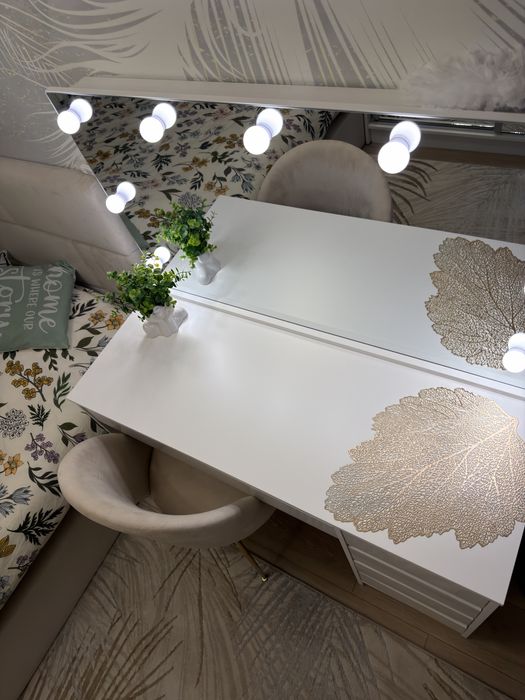 Toaletka z krzesłem