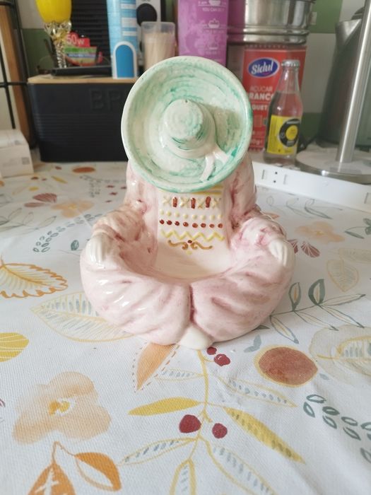 Estatueta de uma pessoa a rezar