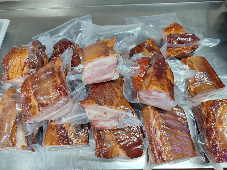 М'ясо копчене, ковбаса, мясо копченое