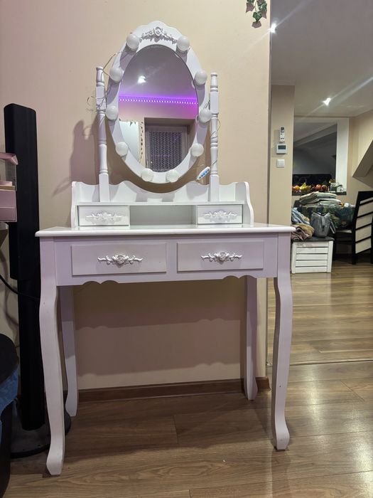 Toaletka biała z lustrem LED